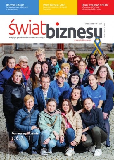 Uczestnicy i organizatorzy kursu języka polskiego na okładce Świata Biznesu